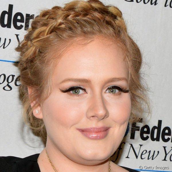 Para ir a um evento em Nova York, Adele usou c?lios maiores nos cantinhos externos para deixar os fios acompanhando o formato do delineado gatinho (Foto: Getty Images)